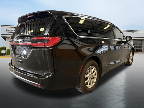 Diamond Black Crystal Pearlcoat 2024 Chrysler Pacifica Touring L