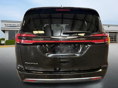 Diamond Black Crystal Pearlcoat 2024 Chrysler Pacifica Touring L