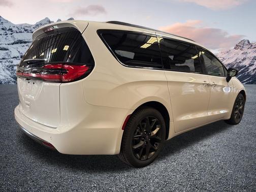 Bright White Clearcoat 2026 Chrysler Pacifica L