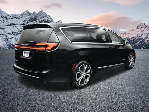Diamond Black Crystal Pearlcoat 2026 Chrysler Pacifica L