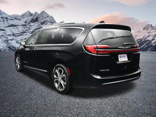 Diamond Black Crystal Pearlcoat 2026 Chrysler Pacifica L