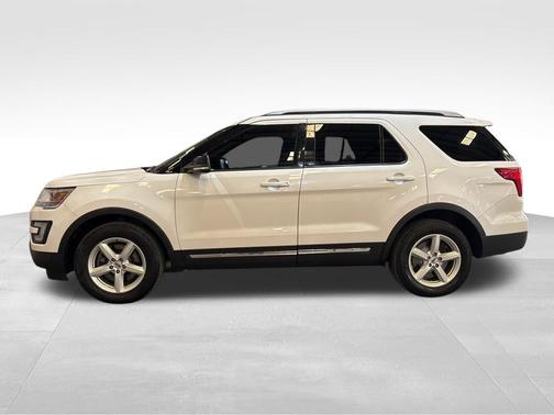 White Platinum 2017 Ford Explorer XLT