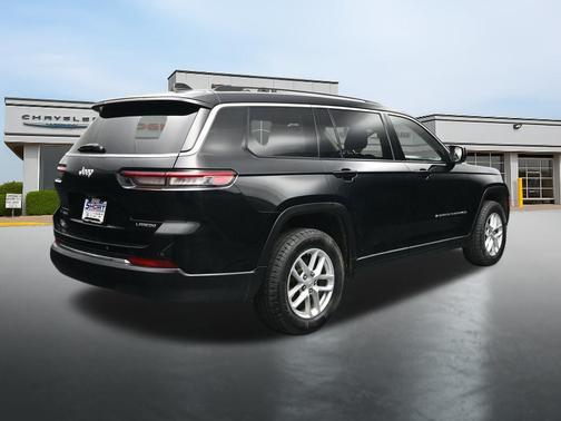 Diamond Black Crystal Pearlcoat 2022 Jeep Grand Cherokee L Laredo