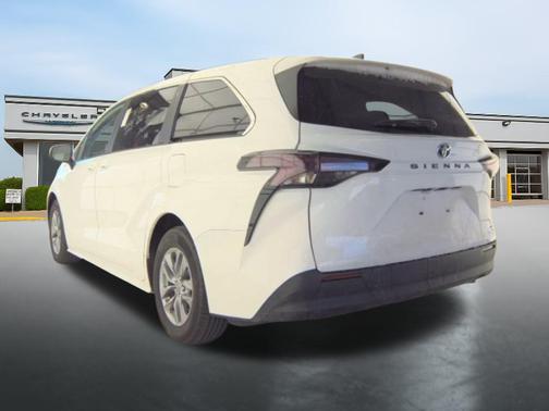 2024 Toyota Sienna LE