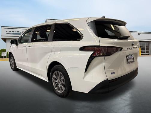 2024 Toyota Sienna LE