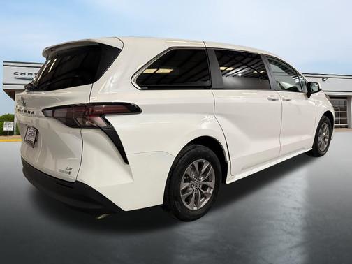 2024 Toyota Sienna LE