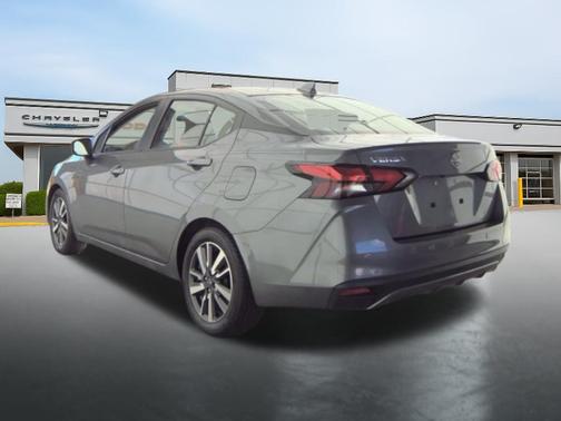 Gun Metallic 2025 Nissan Versa 1.6 SV