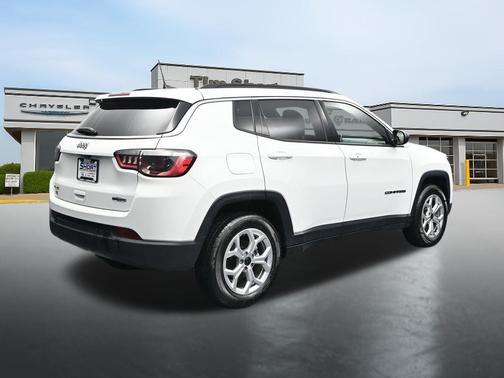 Bright White Clearcoat 2025 Jeep Compass Latitude
