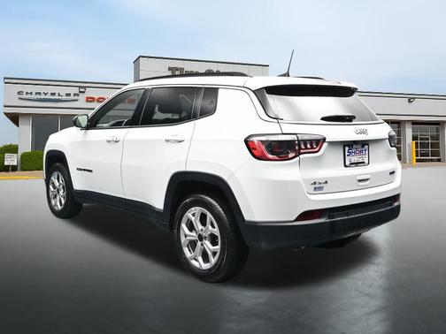 Bright White Clearcoat 2025 Jeep Compass Latitude
