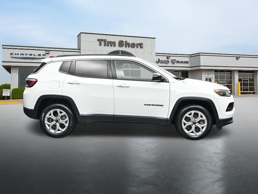 Bright White Clearcoat 2025 Jeep Compass Latitude