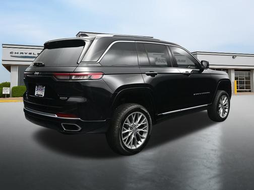Diamond Black Crystal Pearlcoat 2023 Jeep Grand Cherokee Summit