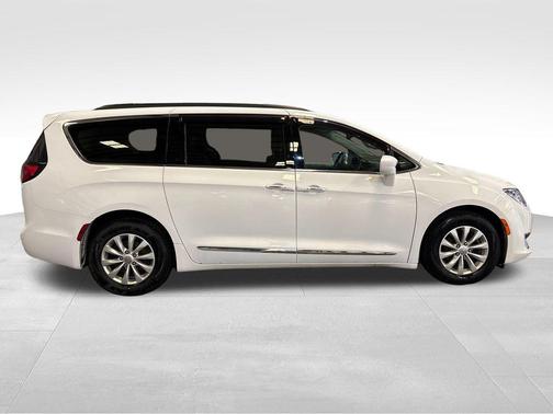 Bright White Clearcoat 2017 Chrysler Pacifica Touring-L