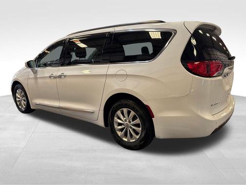 Bright White Clearcoat 2017 Chrysler Pacifica Touring-L