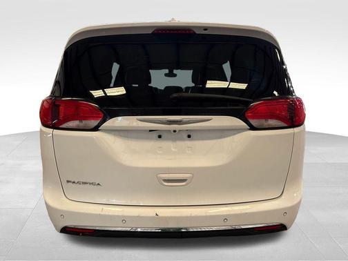 Bright White Clearcoat 2017 Chrysler Pacifica Touring-L