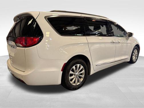 Bright White Clearcoat 2017 Chrysler Pacifica Touring-L