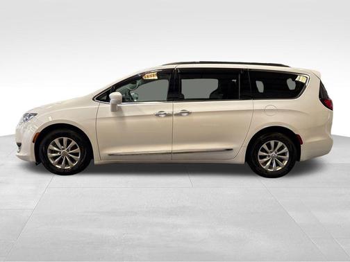 Bright White Clearcoat 2017 Chrysler Pacifica Touring-L