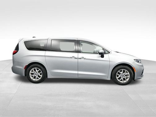 Silver Mist Clearcoat 2023 Chrysler Pacifica Touring L