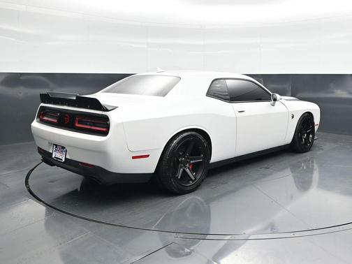 Ivory White Tri-Coat Pearl 2016 Dodge Challenger SRT Hellcat