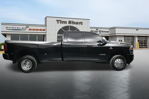 Diamond Black Crystal Pearlcoat 2026 RAM 3500 Laramie Crew Cab 4x4 8' Box