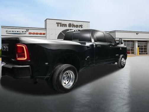 Diamond Black Crystal Pearlcoat 2026 RAM 3500 Laramie Crew Cab 4x4 8' Box
