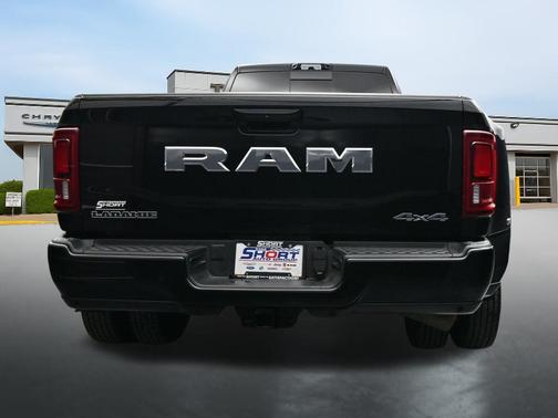 Diamond Black Crystal Pearlcoat 2026 RAM 3500 Laramie Crew Cab 4x4 8' Box