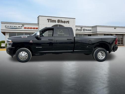 Diamond Black Crystal Pearlcoat 2026 RAM 3500 Laramie Crew Cab 4x4 8' Box