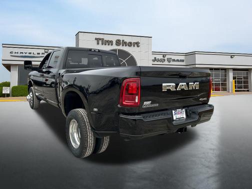 Diamond Black Crystal Pearlcoat 2026 RAM 3500 Laramie Crew Cab 4x4 8' Box
