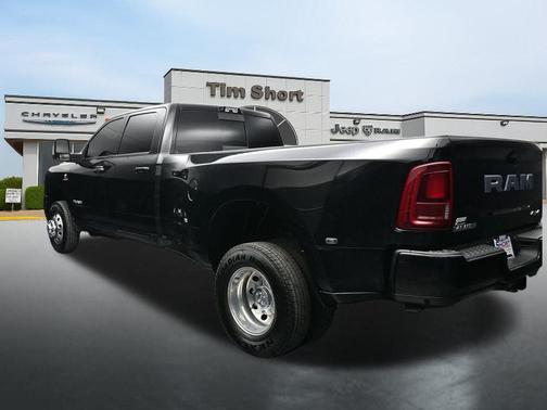 Diamond Black Crystal Pearlcoat 2026 RAM 3500 Laramie Crew Cab 4x4 8' Box
