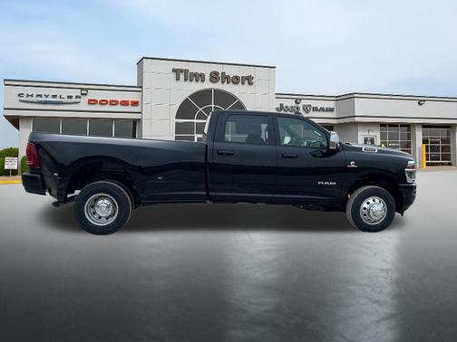 Diamond Black Crystal Pearlcoat 2026 RAM 3500 Laramie Crew Cab 4x4 8' Box