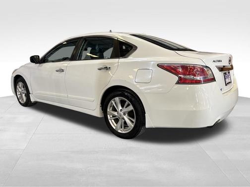 Glacier White 2015 Nissan Altima 2.5 SV
