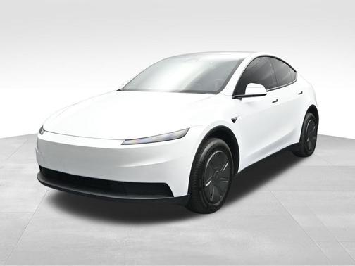 Pearl White Multi-Coat 2026 Tesla Model Y Rear-Wheel Drive