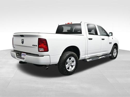 Brilliant Black Crystal Pearlcoat 2018 RAM 1500 Express