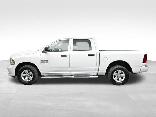 Brilliant Black Crystal Pearlcoat 2018 RAM 1500 Express
