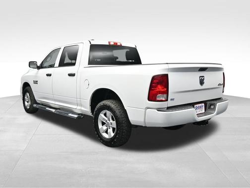Brilliant Black Crystal Pearlcoat 2018 RAM 1500 Express