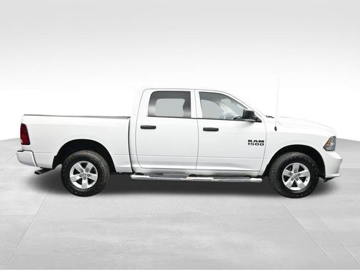 Brilliant Black Crystal Pearlcoat 2018 RAM 1500 Express