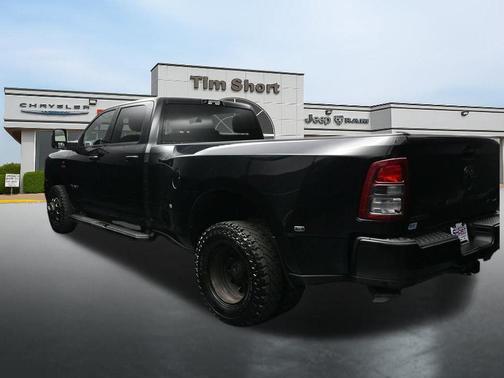 Diamond Black Crystal Pearlcoat 2024 RAM 3500 Big Horn Crew Cab 4x4 8' Box
