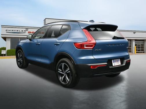 Blue 2024 Volvo XC40 B5 Core