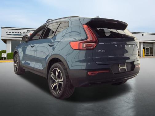 Blue 2024 Volvo XC40 B5 Core