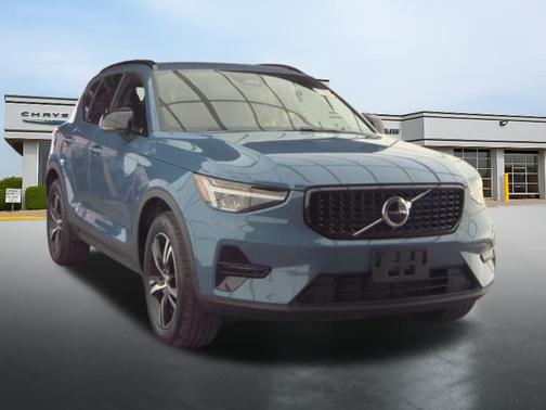 Blue 2024 Volvo XC40 B5 Core