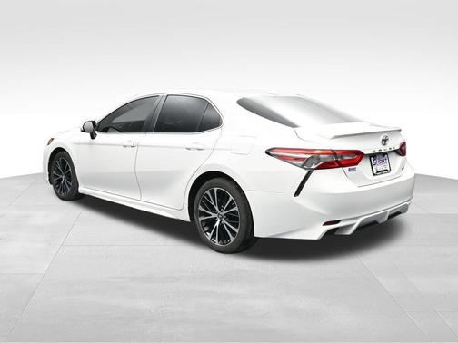 Super White 2019 Toyota Camry SE