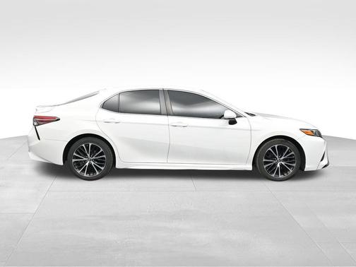 Super White 2019 Toyota Camry SE