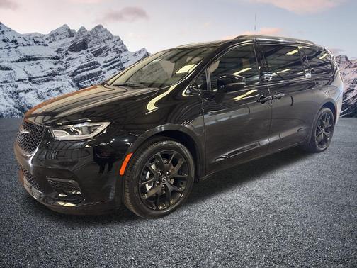 Diamond Black Crystal Pearlcoat 2026 Chrysler Pacifica L