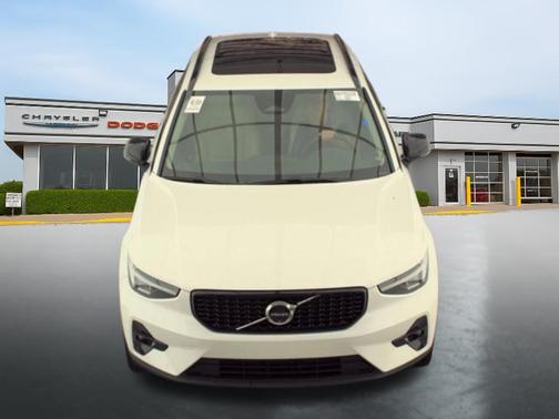 Crystal White Metallic 2024 Volvo XC40 B5 Plus Dark Theme