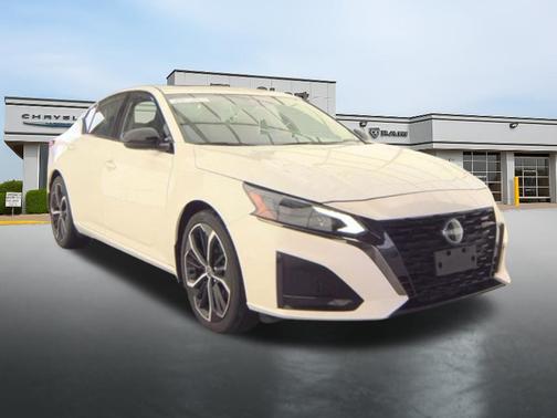 Pearl White 2023 Nissan Altima 2.5 SR