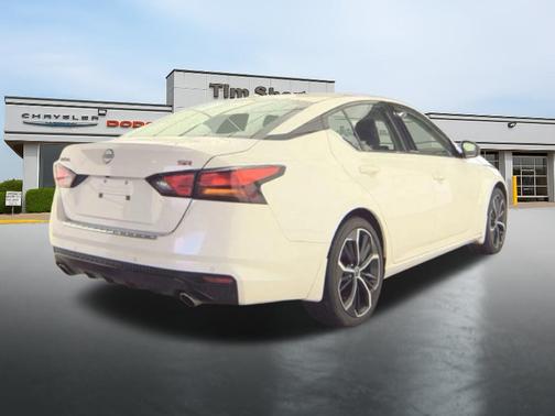 Pearl White 2023 Nissan Altima 2.5 SR