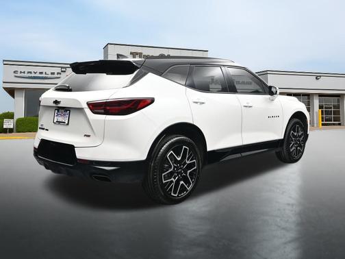 Iridescent Pearl Tricoat 2023 Chevrolet Blazer RS