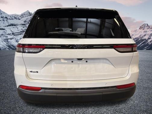 Bright White Clearcoat 2026 Jeep Grand Cherokee Altitude