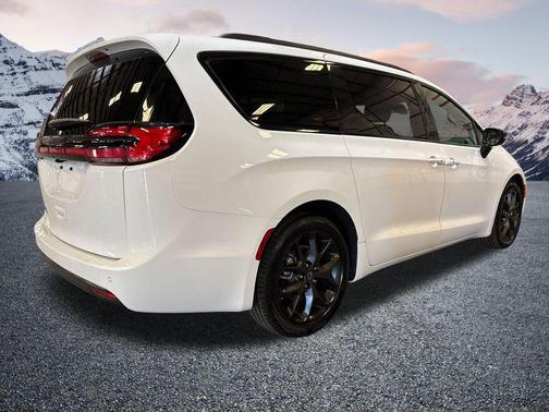 Bright White Clearcoat 2026 Chrysler Pacifica L