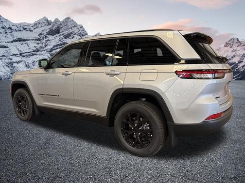 Silver Zynith 2026 Jeep Grand Cherokee Altitude