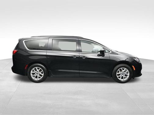 Brilliant Black Crystal Pearlcoat 2021 Chrysler Voyager LXI